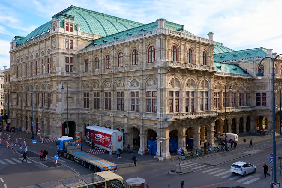 Wei&szlig;er Und Roter Bus Vor Dem Braunen Betongeb&auml;ude