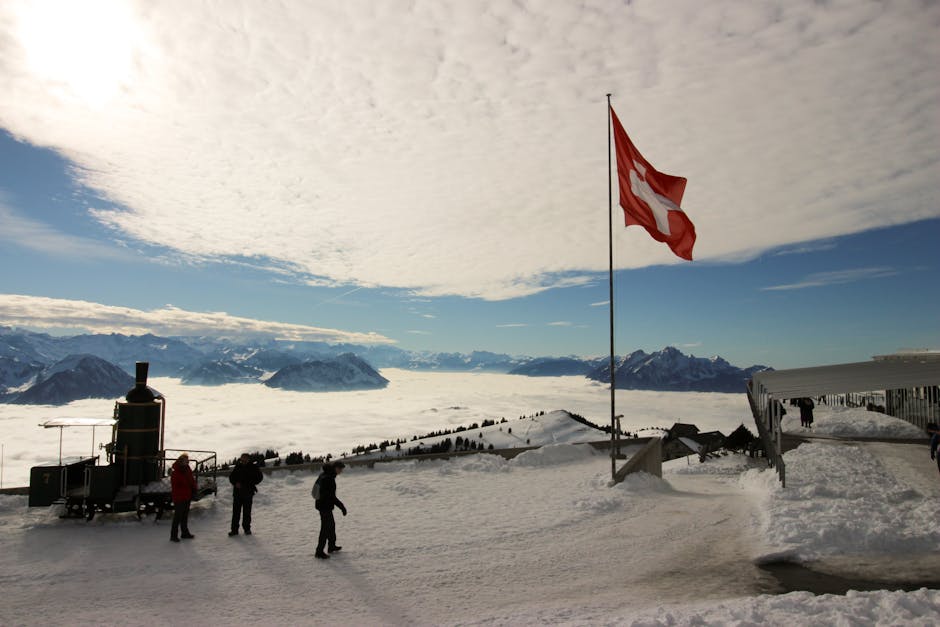 Hochges&auml;ttigte Silhouette Fotografie Von Drei Personen, Die Nahe Gedruckter Flagge Des Roten Und Wei&szlig;en Kreuzes Stehen