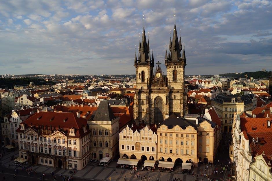 Wei&szlig;es Und Braunes Betongeb&auml;ude Unter Blauem Und Wei&szlig;em Bew&ouml;lktem Himmel W&auml;hrend Des Tages