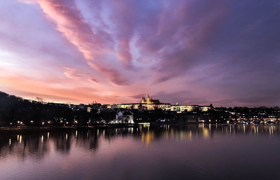 Reflexion Der Stadt Im Wasser