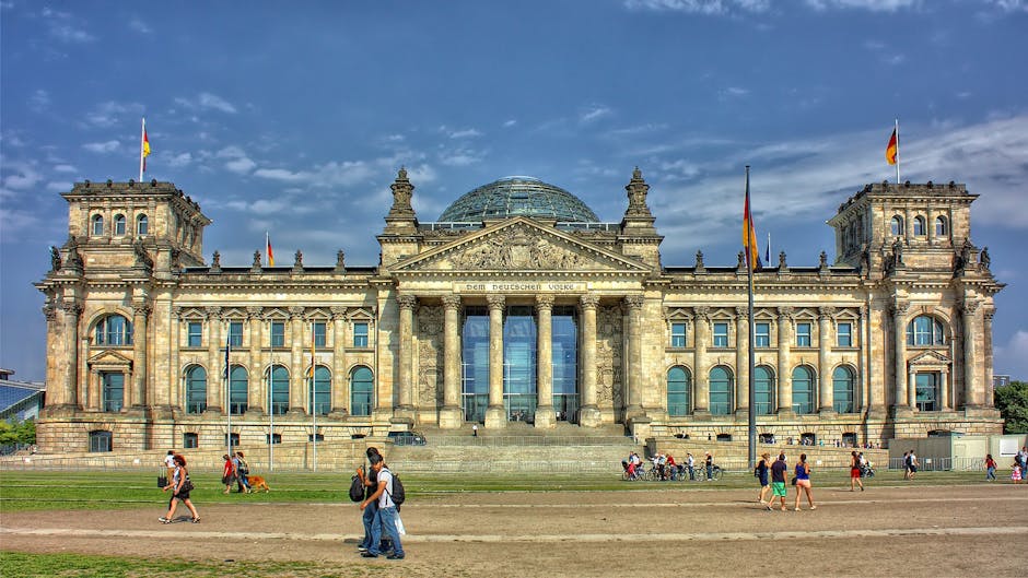 Menschen In Der N&auml;he Von Brown Concrete Building W&auml;hrend Des Tages