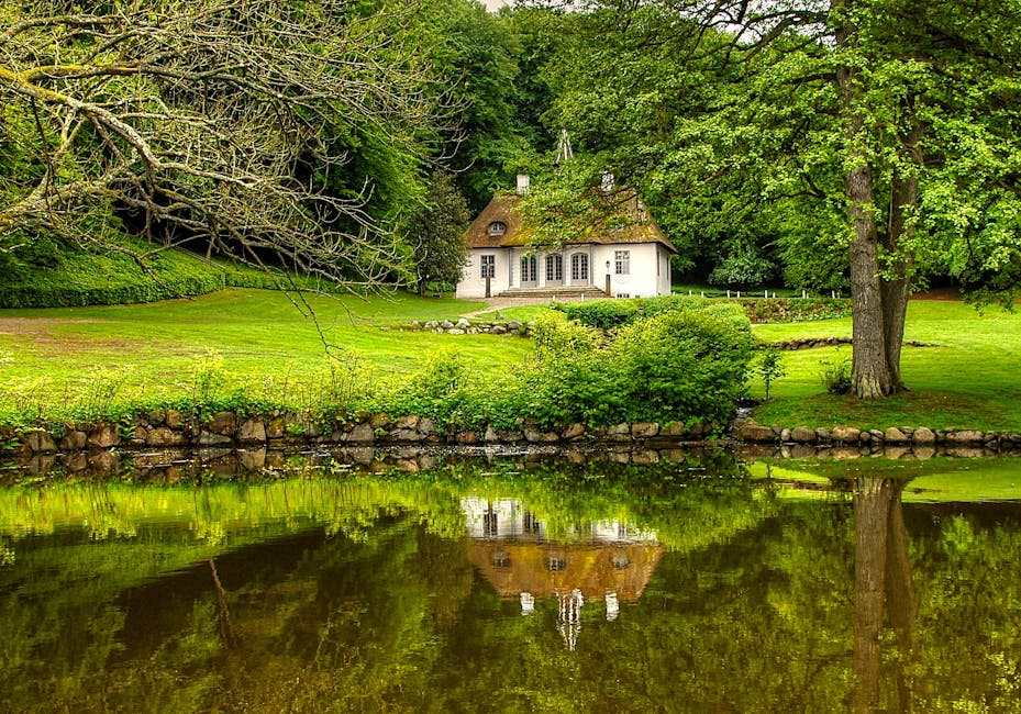 Wei&szlig;es Und Braunes Haus, Umgeben Von B&auml;umen