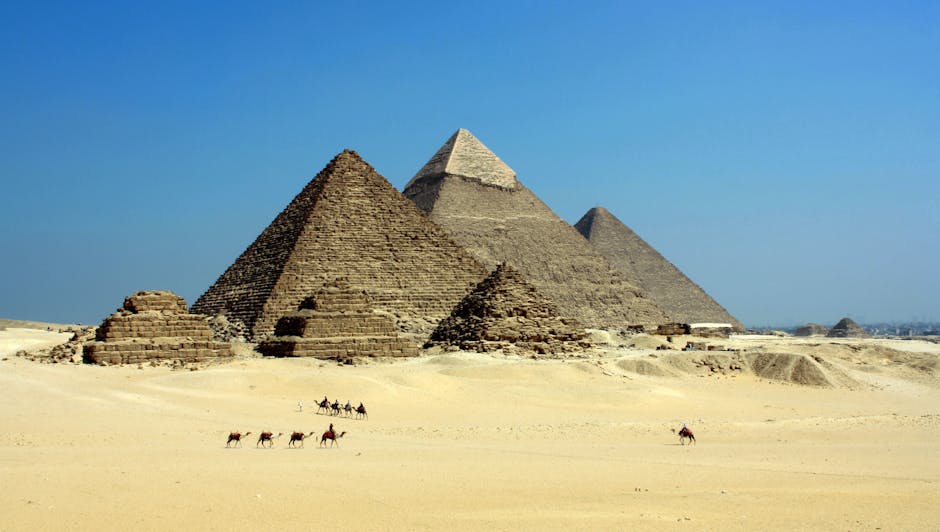 Graue Pyramide Auf Nachtisch Unter Blauem Himmel