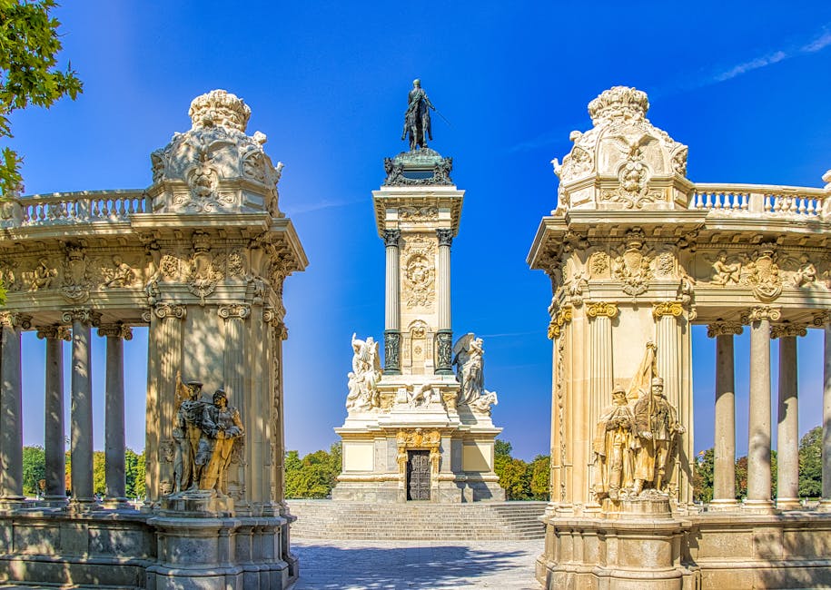 Wei&szlig;e Und Schwarze Betonstatuen Unter Blauem Himmel