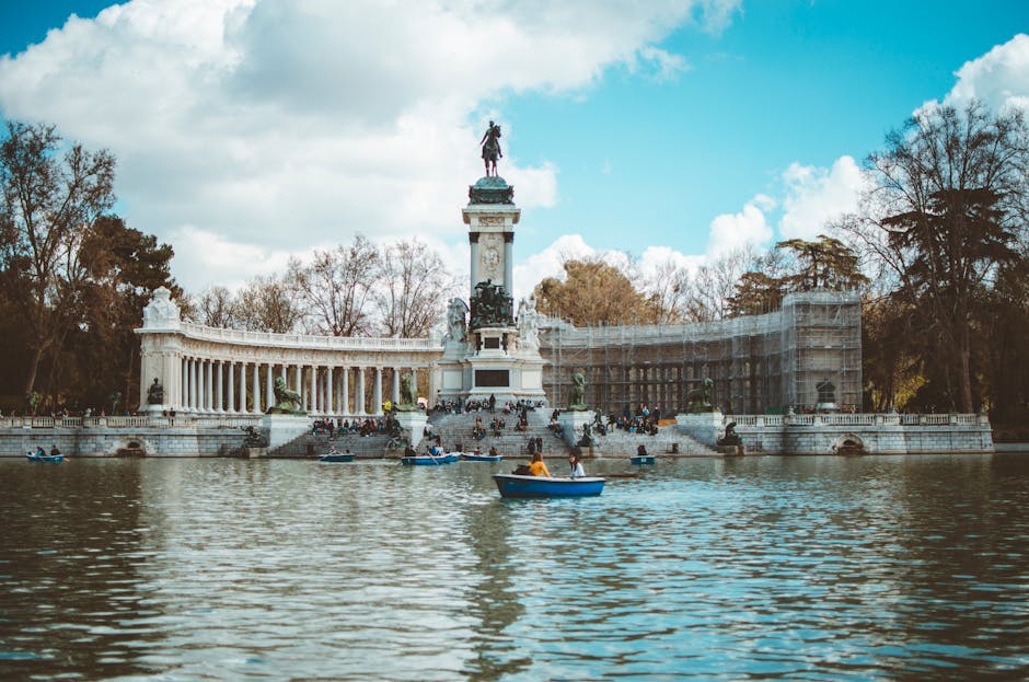 Boot Im Wasser Und Geb&auml;ude Mit Statue
