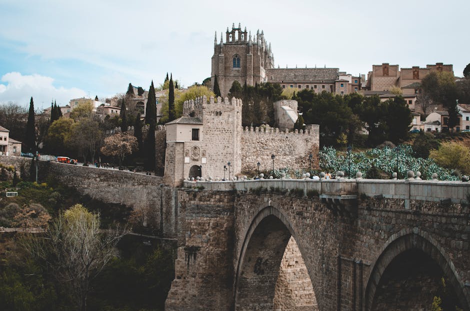 Foto Von Grauer Burg Und Br&uuml;cke