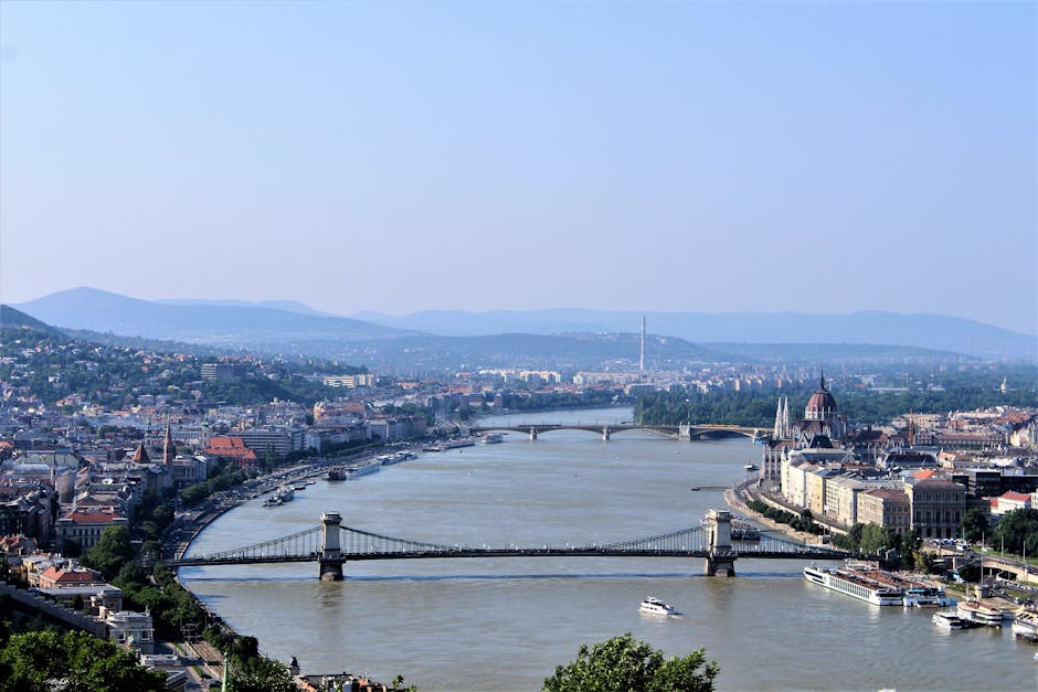 Luftbild Der Stadt In Der N&auml;he Des Flusses