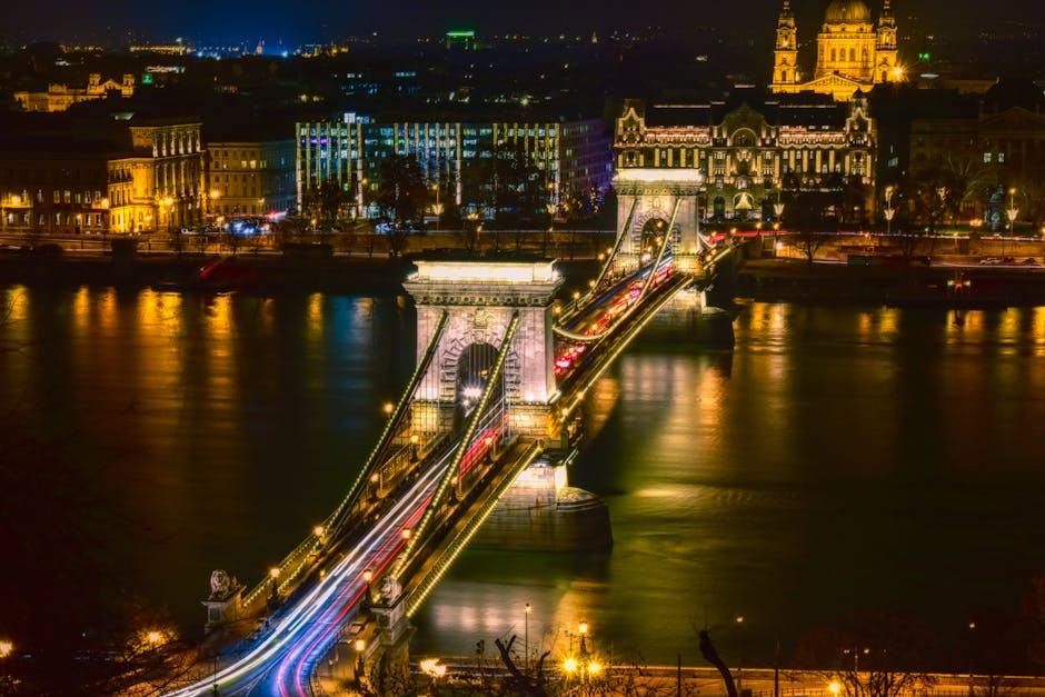 Zeitrafferfotografie Einer Beleuchteten H&auml;ngebr&uuml;cke