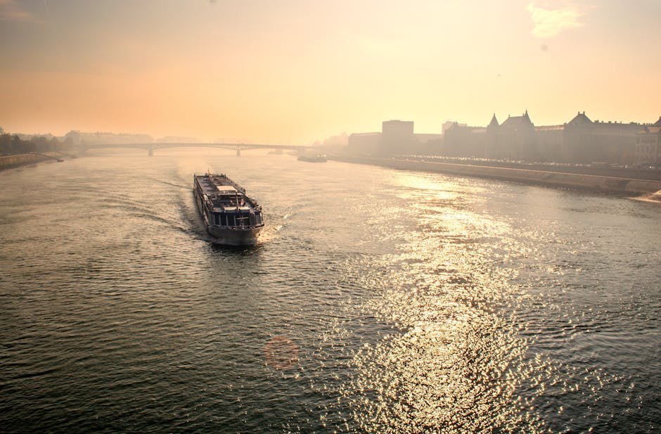 Boot Im Meer Gegen Himmel W&auml;hrend Des Sonnenuntergangs