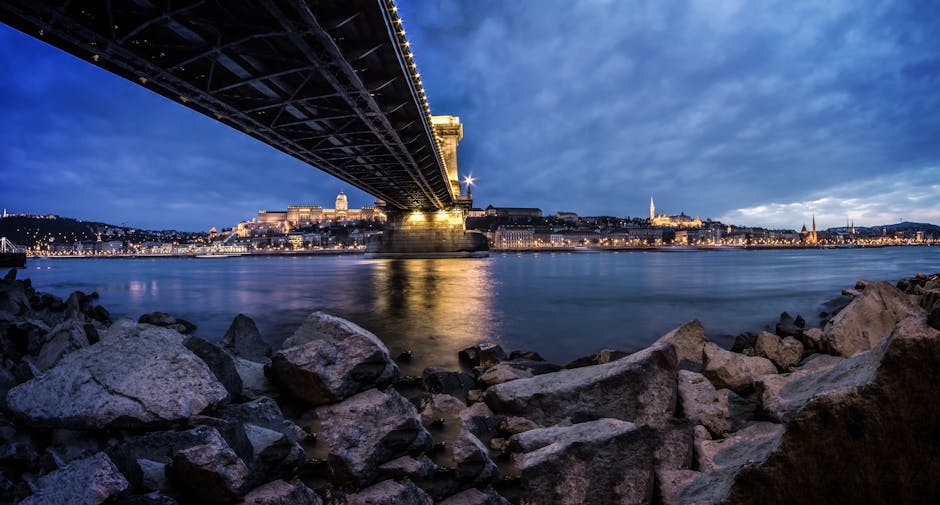 Blick Auf Rocky Shore Under Bridge
