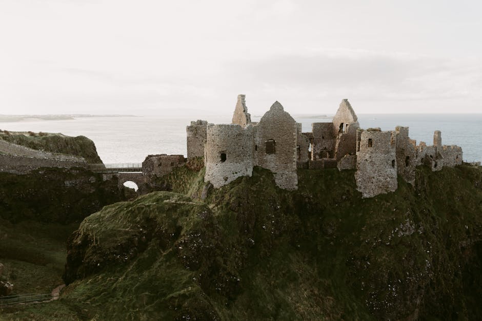 Alte Mittelalterliche Ruinen Von Dunluce Castle An Der Ozeank&uuml;ste Im Ber&uuml;hmten Ort Nordirlands In Gro&szlig;britannien