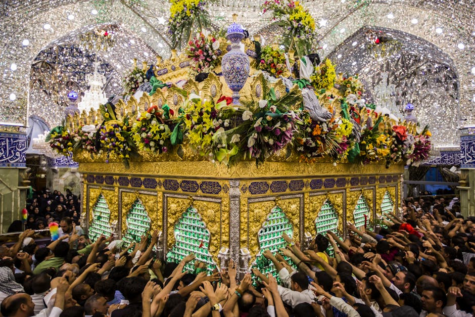 Gl&auml;ubige Versammeln Sich An Majest&auml;tischem Islamischen Heiligtum