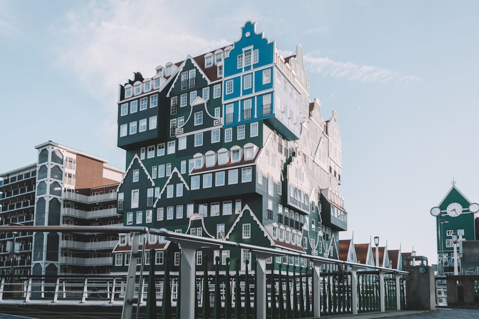 Gr&uuml;nes Und Blaues Mehrst&ouml;ckiges Geb&auml;ude