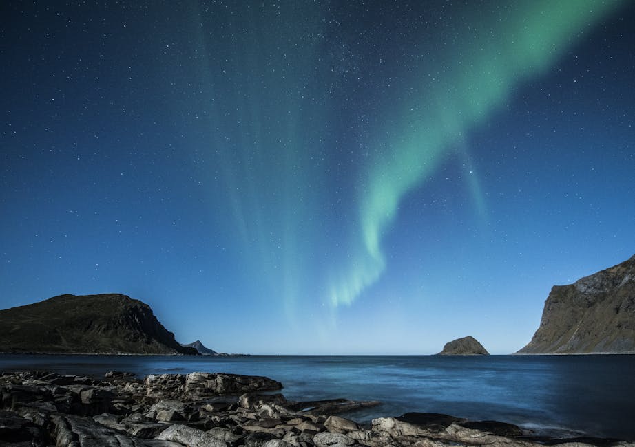 Gr&uuml;ne Aurora Leuchtet &uuml;ber Dem Gew&auml;sser