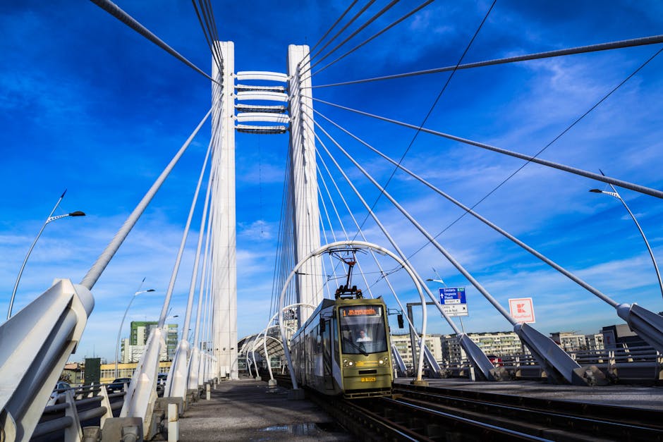 Br&uuml;cke Mit Zug Unter Blauem Himmel