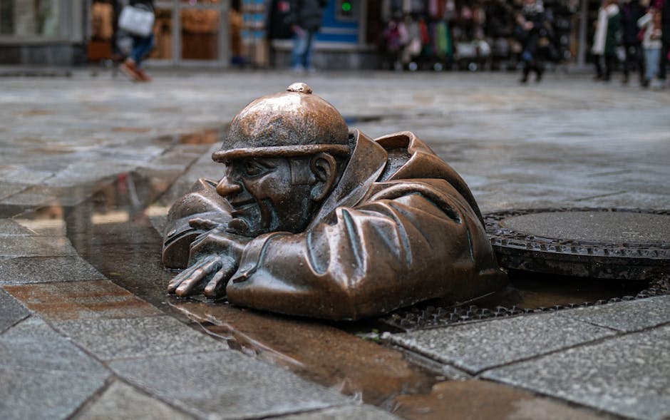 Braune Betonstatue Auf Grauem Betonpflaster