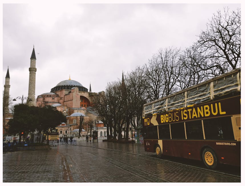 Brown Bigbus Istanbul Unterwegs Auf Der Stra&szlig;e In Der N&auml;he Von Brown Dome Building