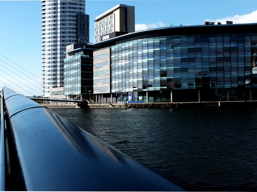 Architekturfotografie Des Blauen Und Grauen Geb&auml;udes