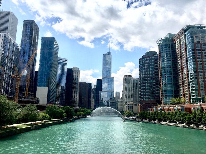 Fluss Zwischen B&auml;umen Und Wolkenkratzern Der Stadt